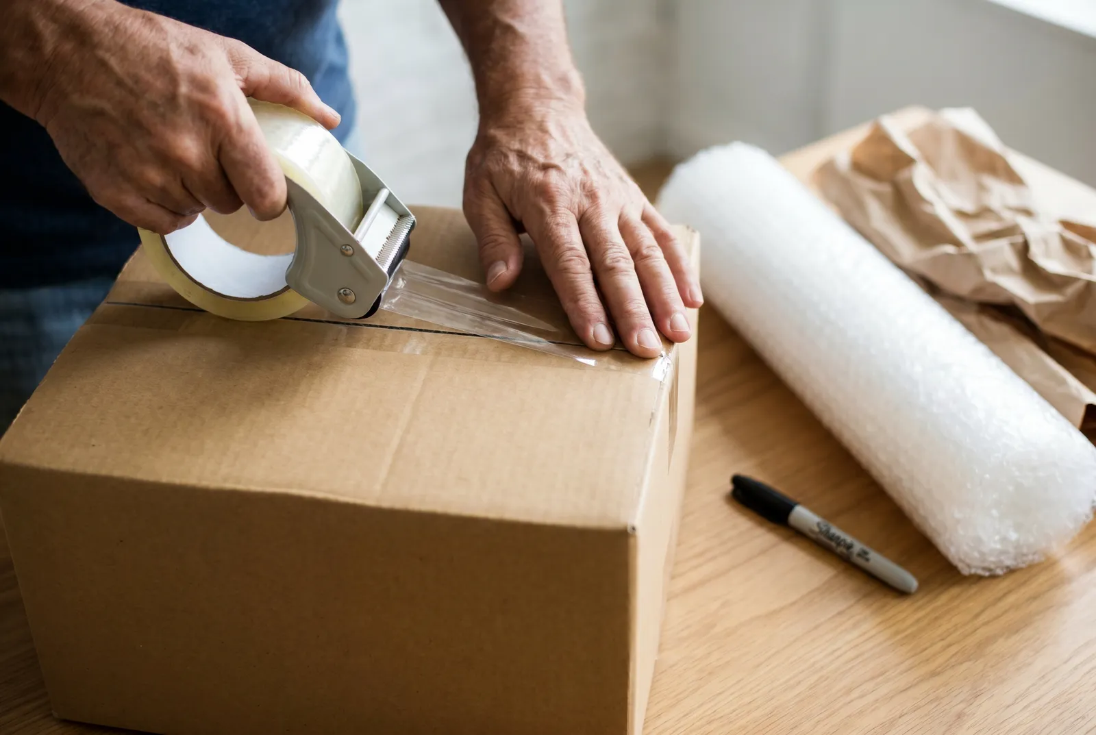 Umzugskartons richtig packen, beschriften und verschließen